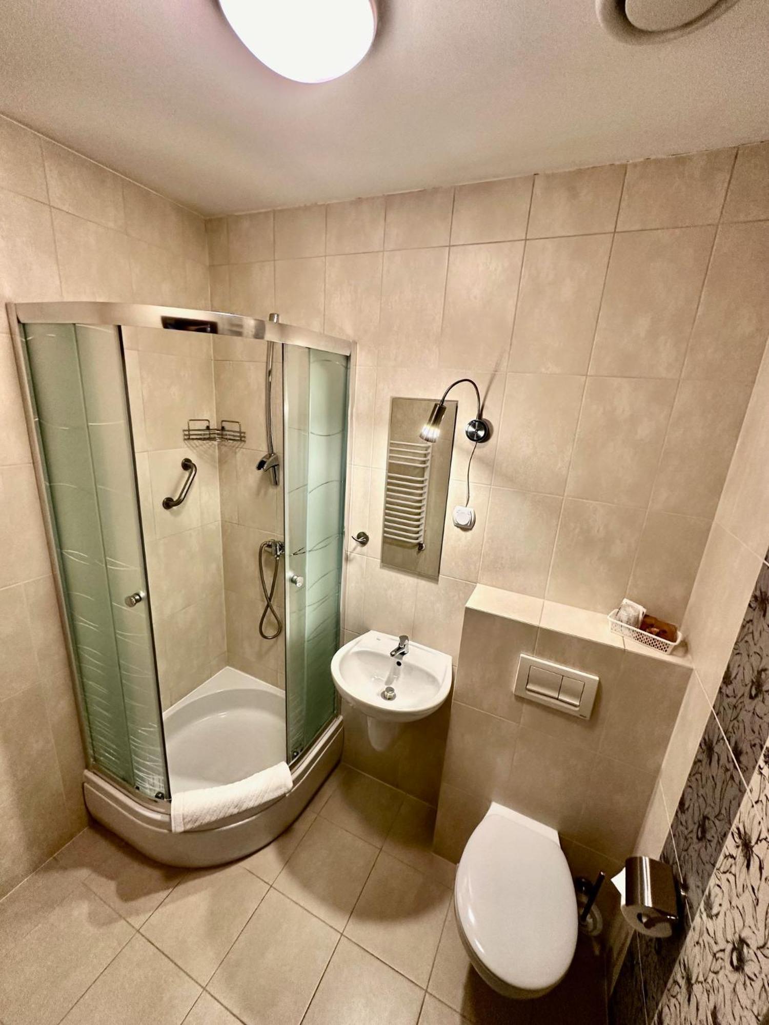 Hotel Pod Debami Ostrow Wielkopolski Luaran gambar