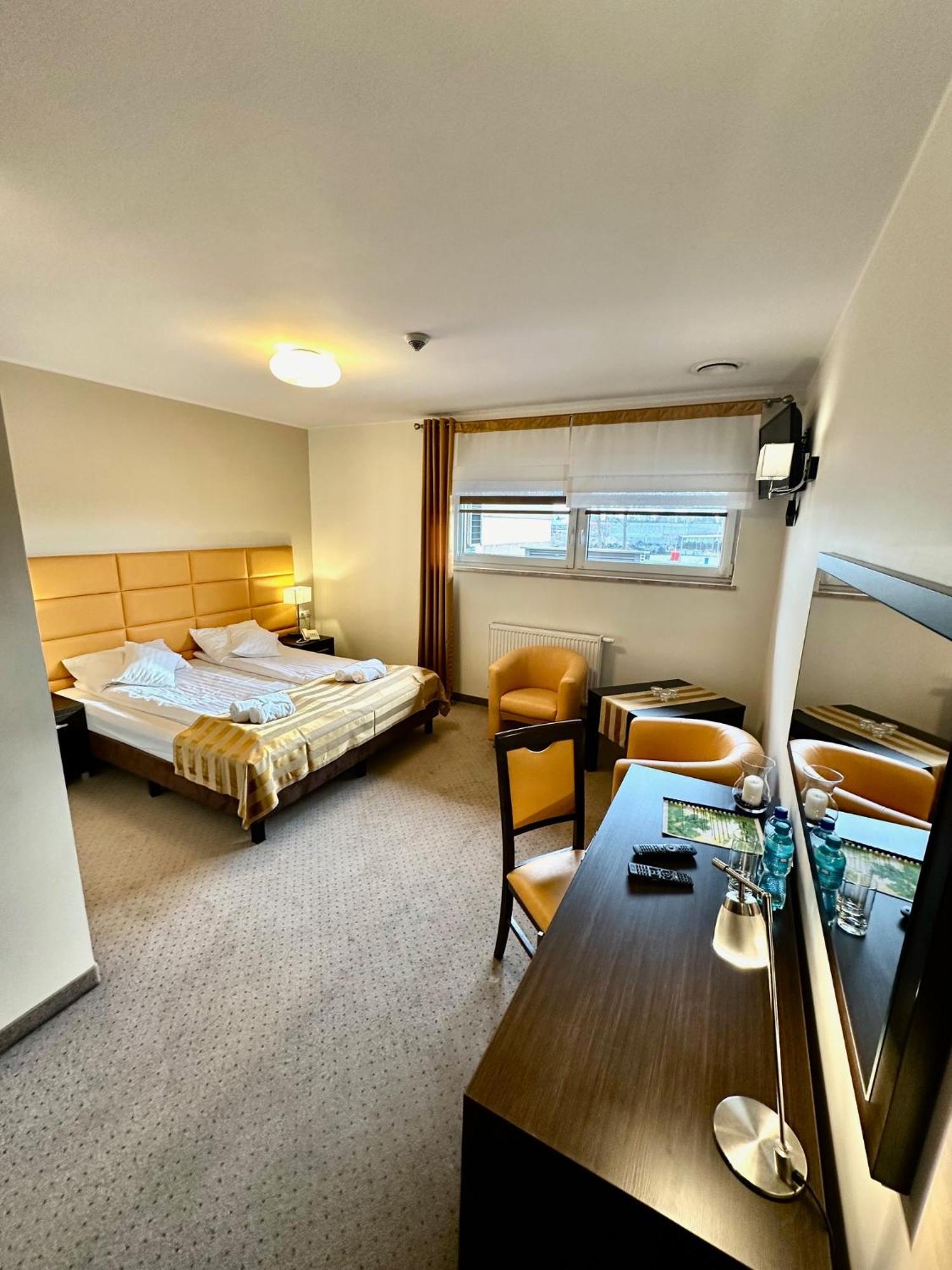 Hotel Pod Debami Ostrow Wielkopolski Luaran gambar