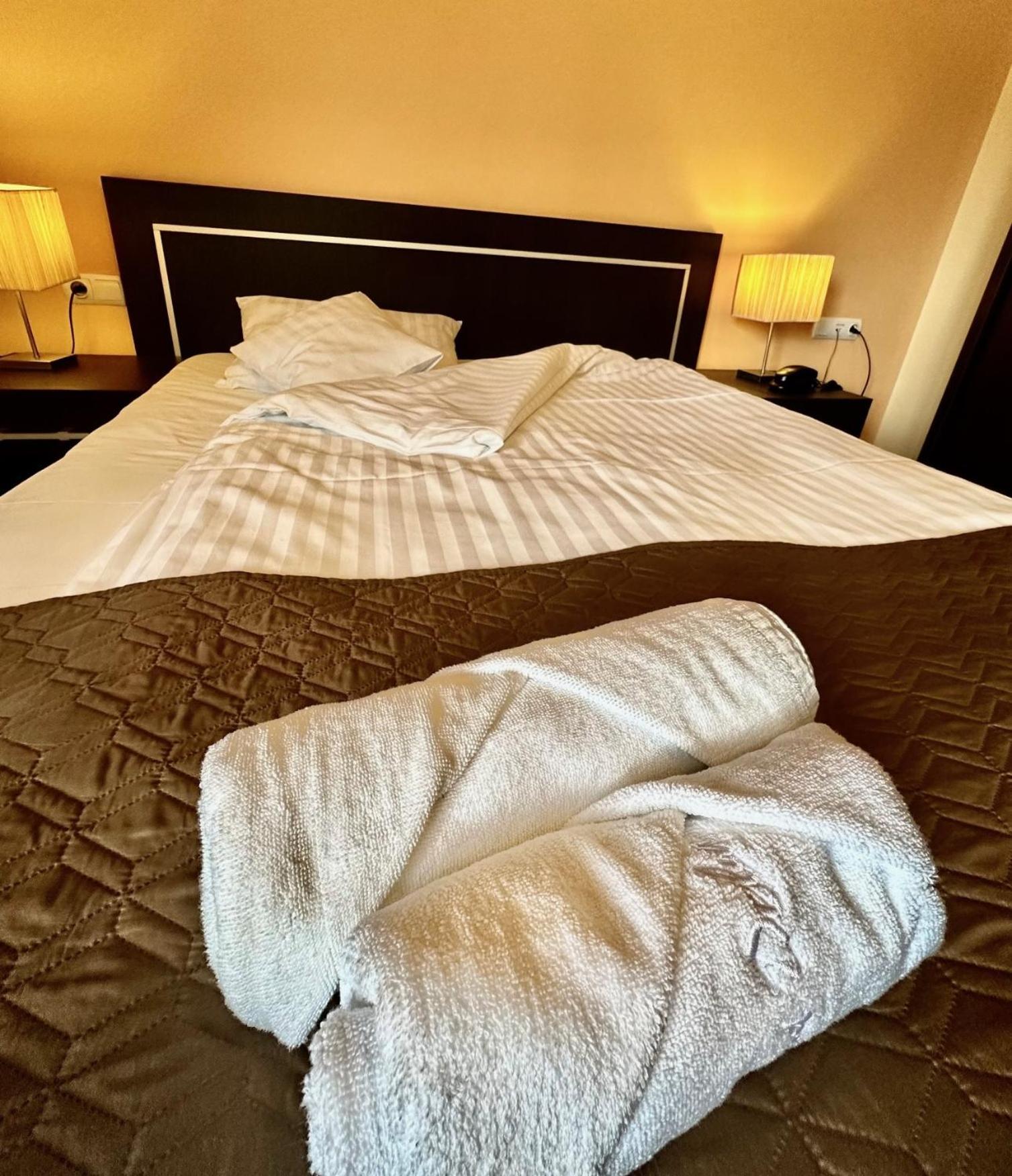 Hotel Pod Debami Ostrow Wielkopolski Luaran gambar