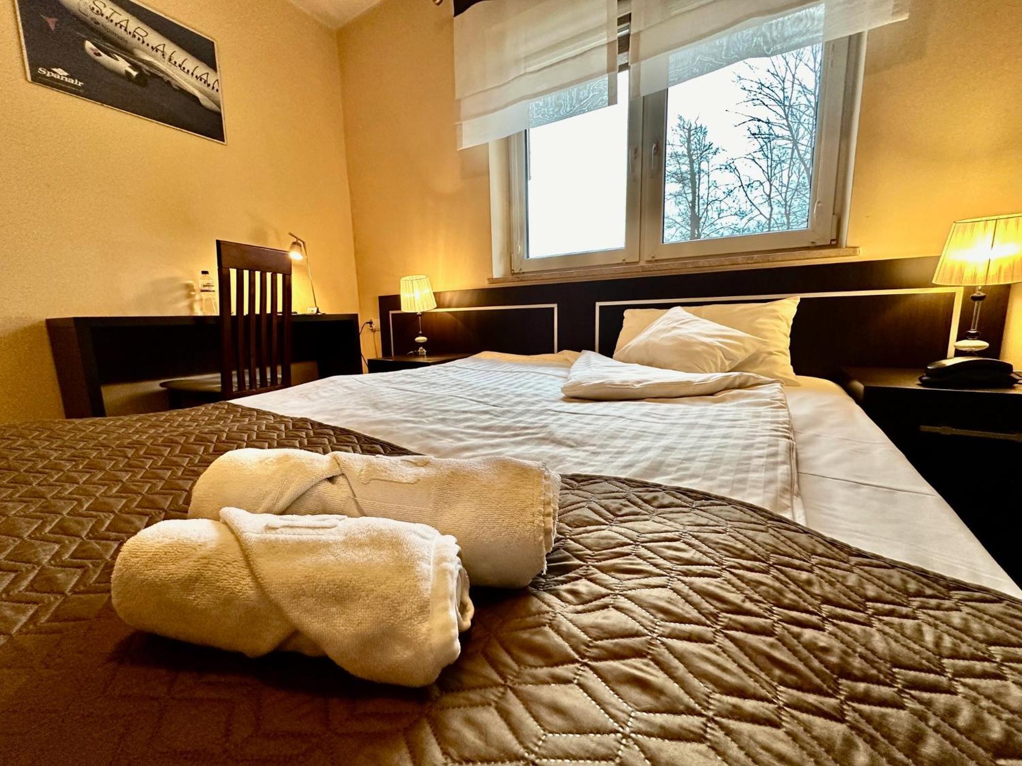 Hotel Pod Debami Ostrow Wielkopolski Luaran gambar